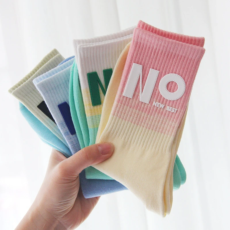 春秋外穿搭配鲨鱼裤女士长筒袜字母贴标运动潮袜渐变色袜子中筒袜