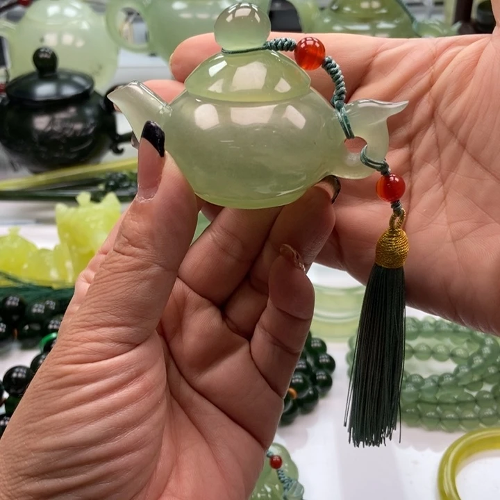 蛇纹石玉壶未镶嵌多****？