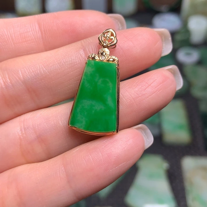 翡翠挂件18K金镶嵌何*仙