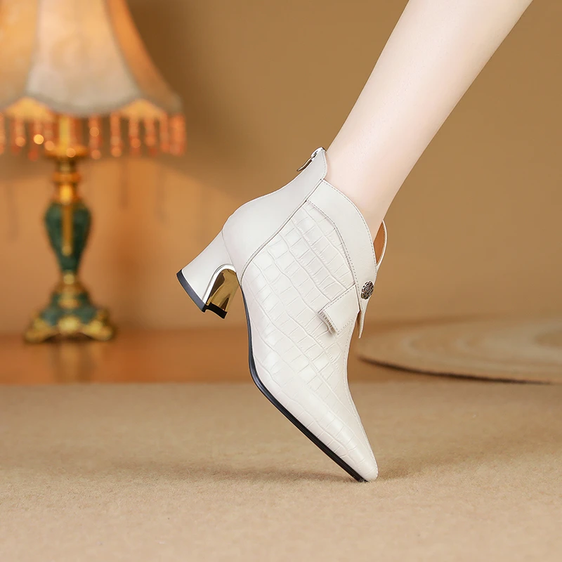 8857尖头秋冬款短靴/牛皮/34-42中粗跟优雅气质V口时装短靴/靴子