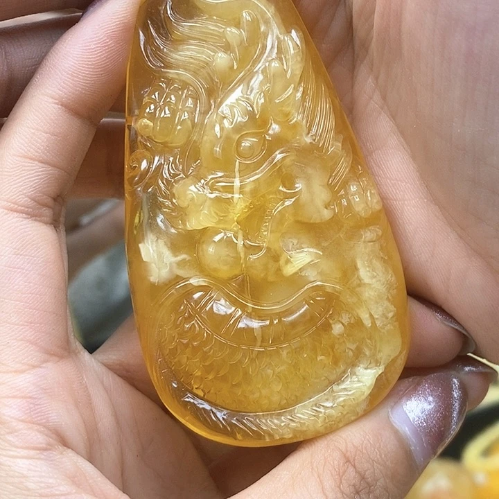 蜜蜡裸石未镶嵌。我