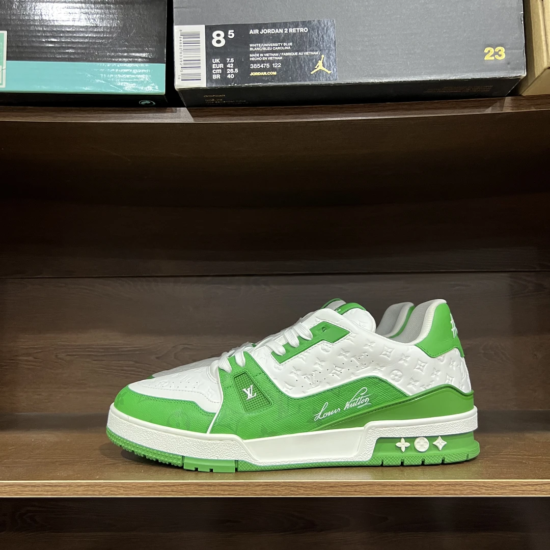LV trainer 白绿浮雕满印 9.5码 原盒 偏大到44-45 室内穿一次