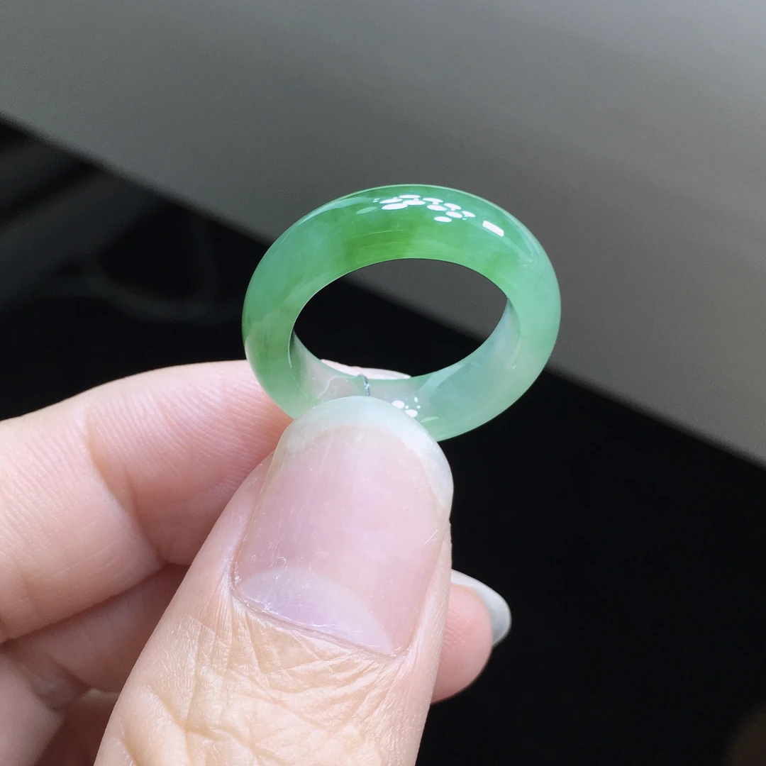 12号圈 天然A货缅甸翡翠 冰润飘阳绿戒指 尺寸16.2×6.1×3.8mm