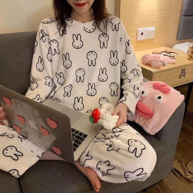 2023年爆款女款睡衣女秋冬爆款新款高级感可爱草莓印花宽松网红可
