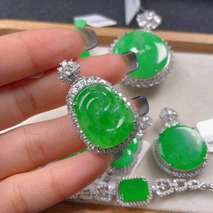 翡翠颈饰银S925镶嵌翡翠