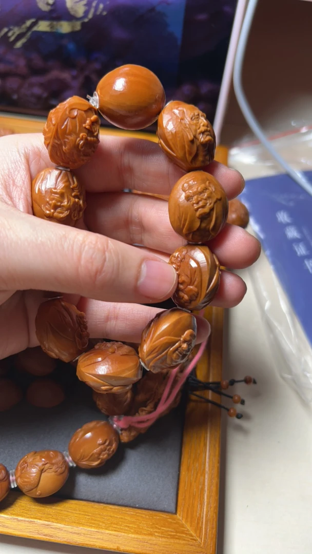 橄榄核,核雕,罗丹半身罗汉