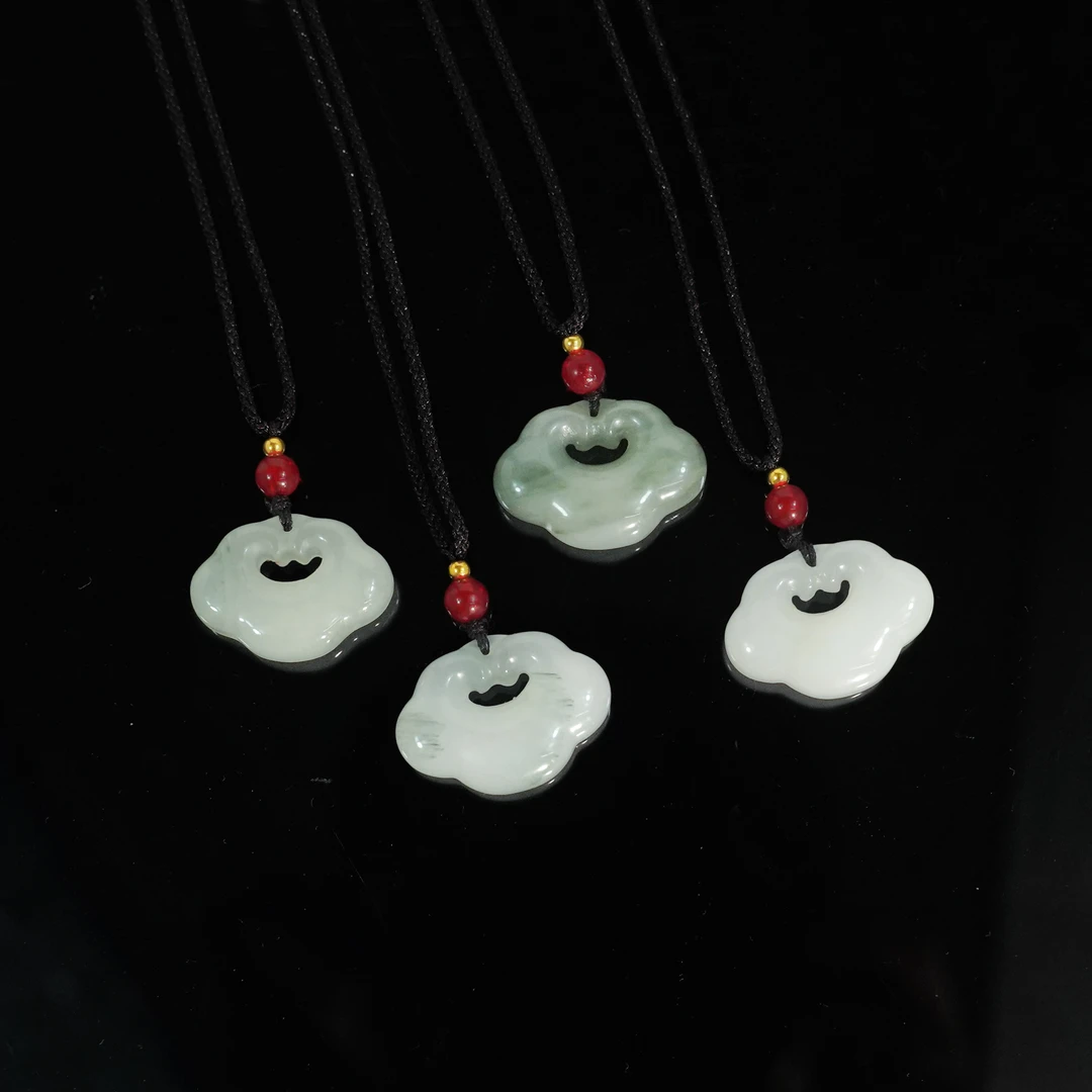 【天总甄选】天山翠 石英质玉吊坠赠绳 多样性发货 发其一【ZDZ549】