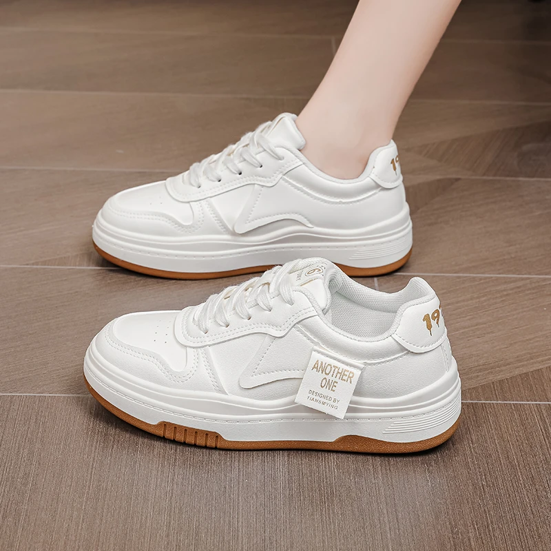 爆款皮面小白鞋女2024春季新款休闲百搭时尚轻便厚底增高运动板鞋
