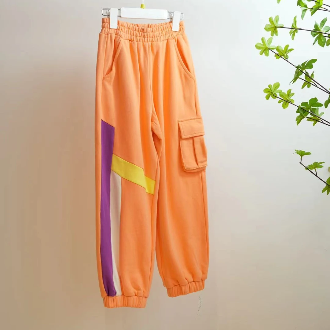 7037-M桔色拼色立体口袋束脚裤