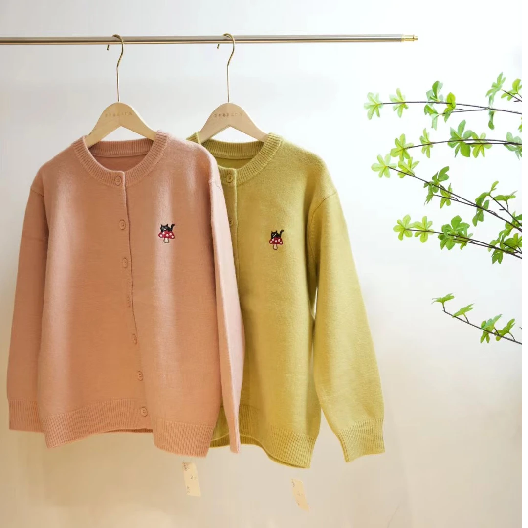 1-517-一款两色卡通小蘑菇刺绣休闲毛衣针织开衫
