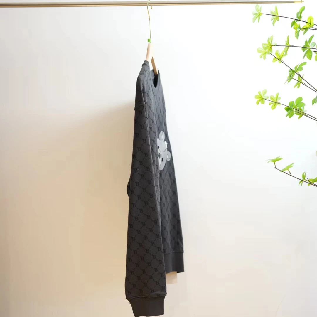 0931-黑色卡通小熊圆领满印字母长袖男士卫衣