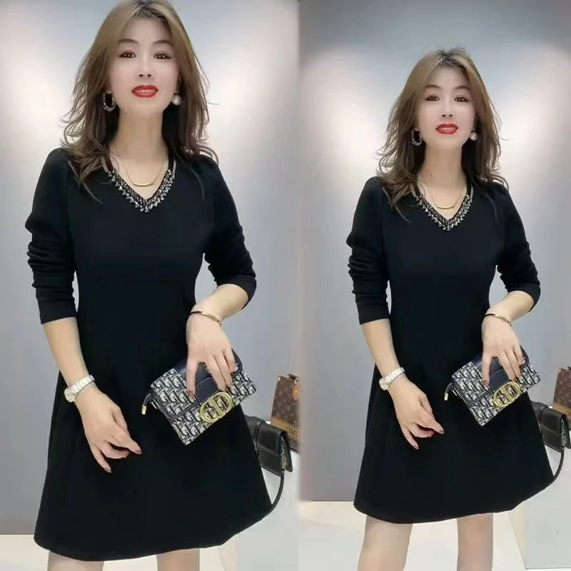 秋冬时尚气质赫本风显瘦2024连衣裙黑色新款洋气收腰高级裙子