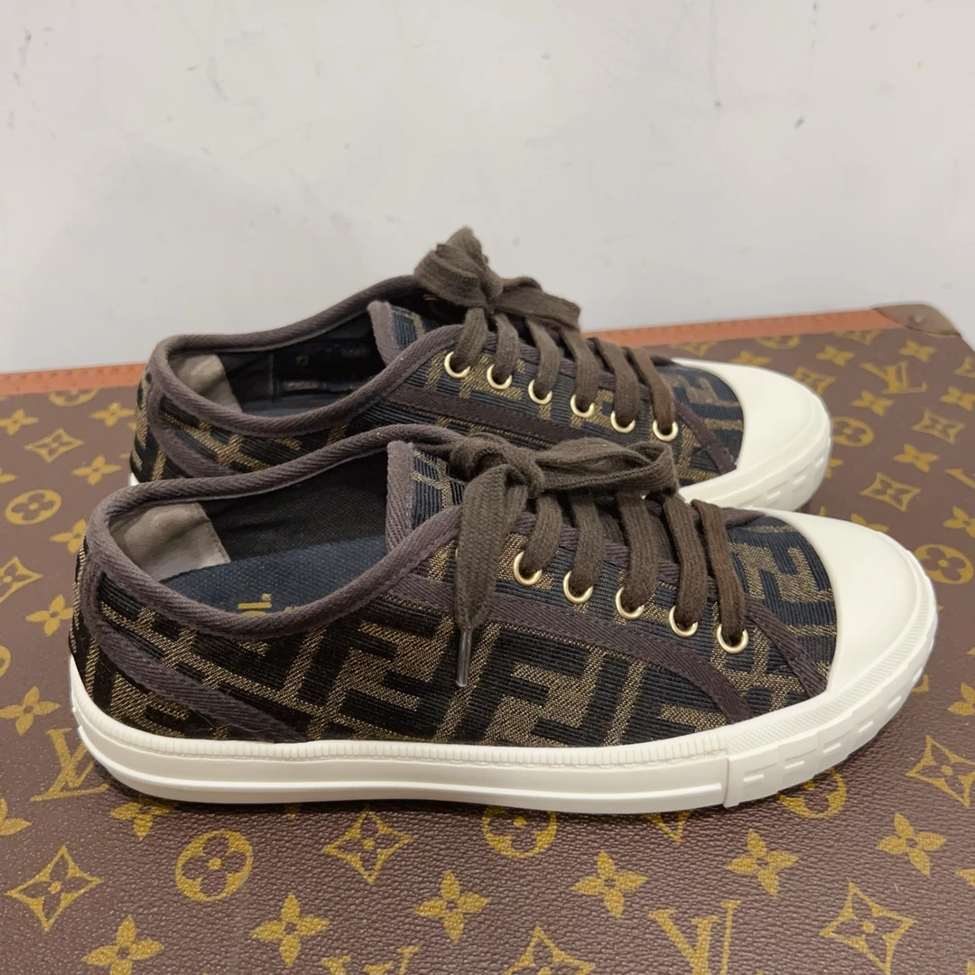 99新 FENDI/芬迪 安洁利严选平底鞋 尺码35成色看直播GSL2615