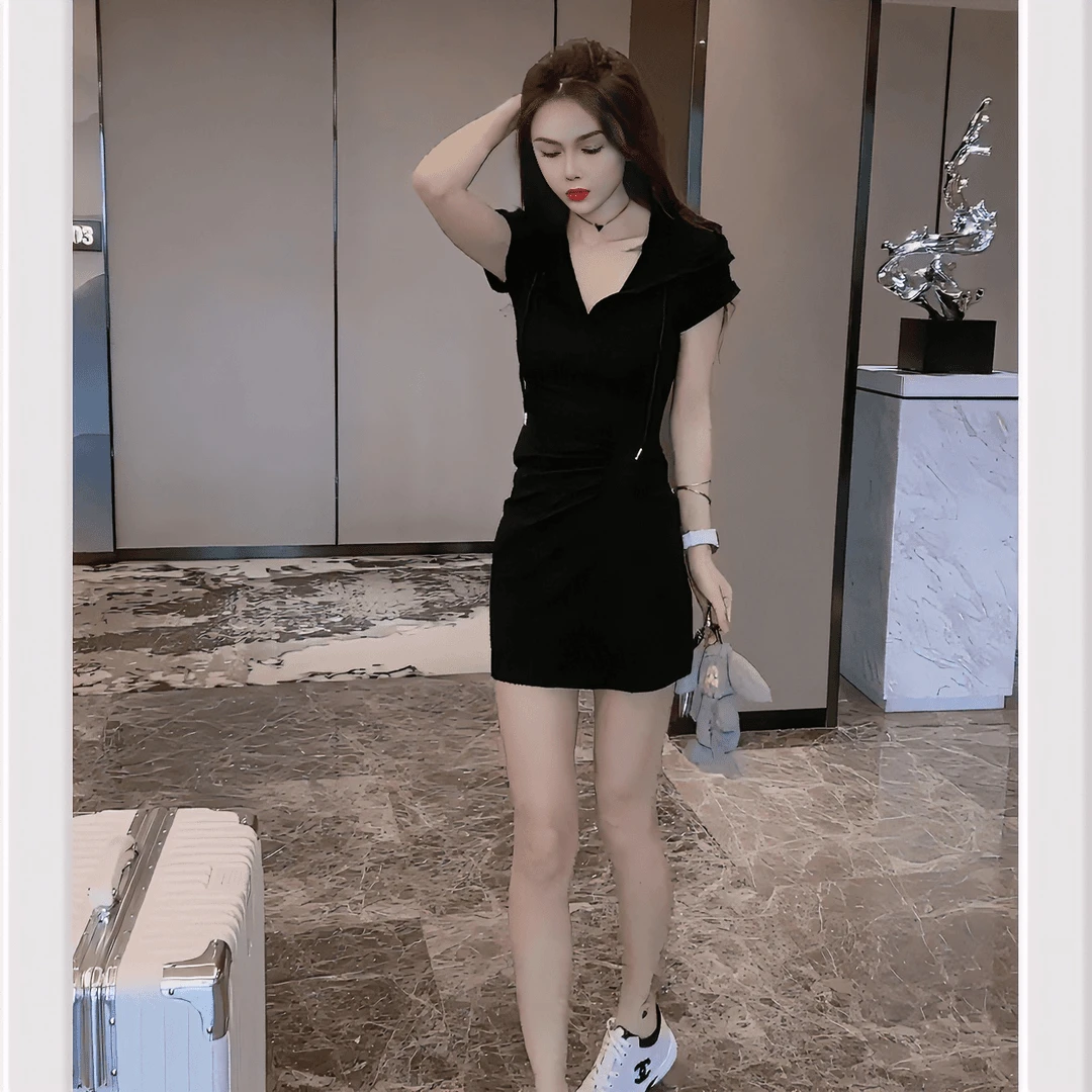 美背连帽设计裙子法式短袖收腰显瘦设计感露背连帽连衣裙女夏季潮