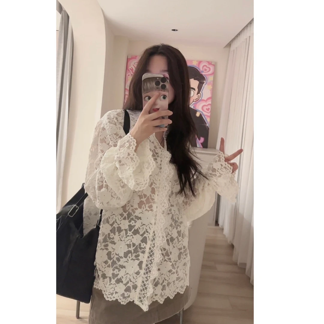 2025年秋季新款钩花镂空蕾丝长袖衬衫女温柔气质宽松V领内搭上衣