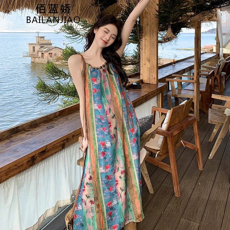 海边度假碎花吊带连衣裙女夏2025新款复古波西米亚民族风绝美长裙