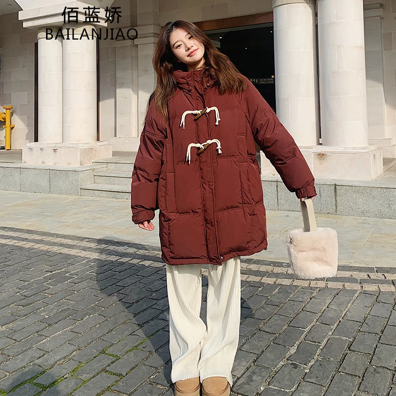 新年红色羽绒服女2024冬季新款港风复古学生牛角扣立领白鸭绒外套