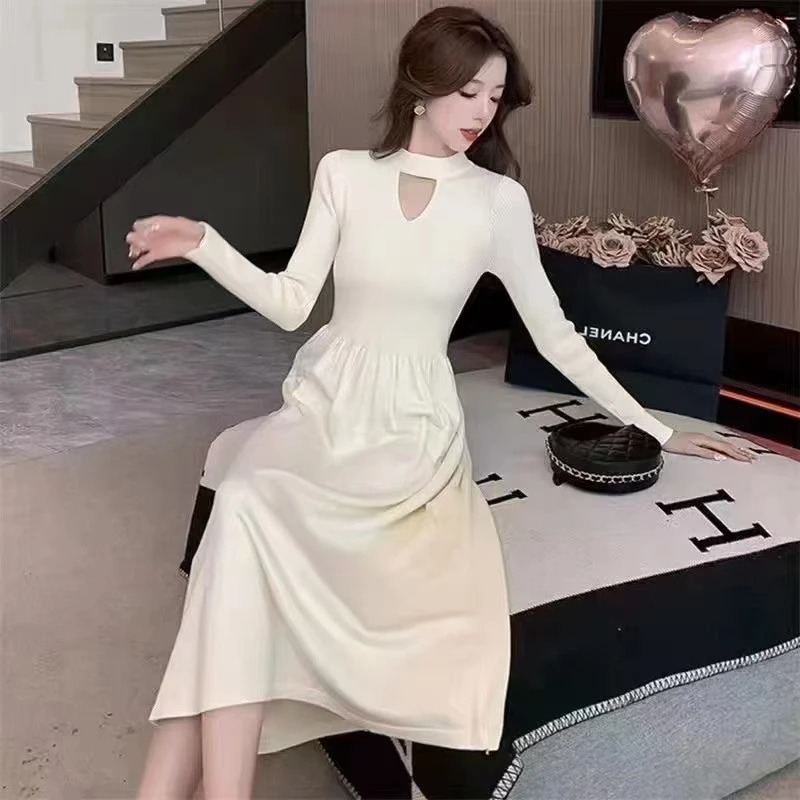 V领长裙圆领连衣裙长袖设计感中长款秋冬修身A字裙女装收腰