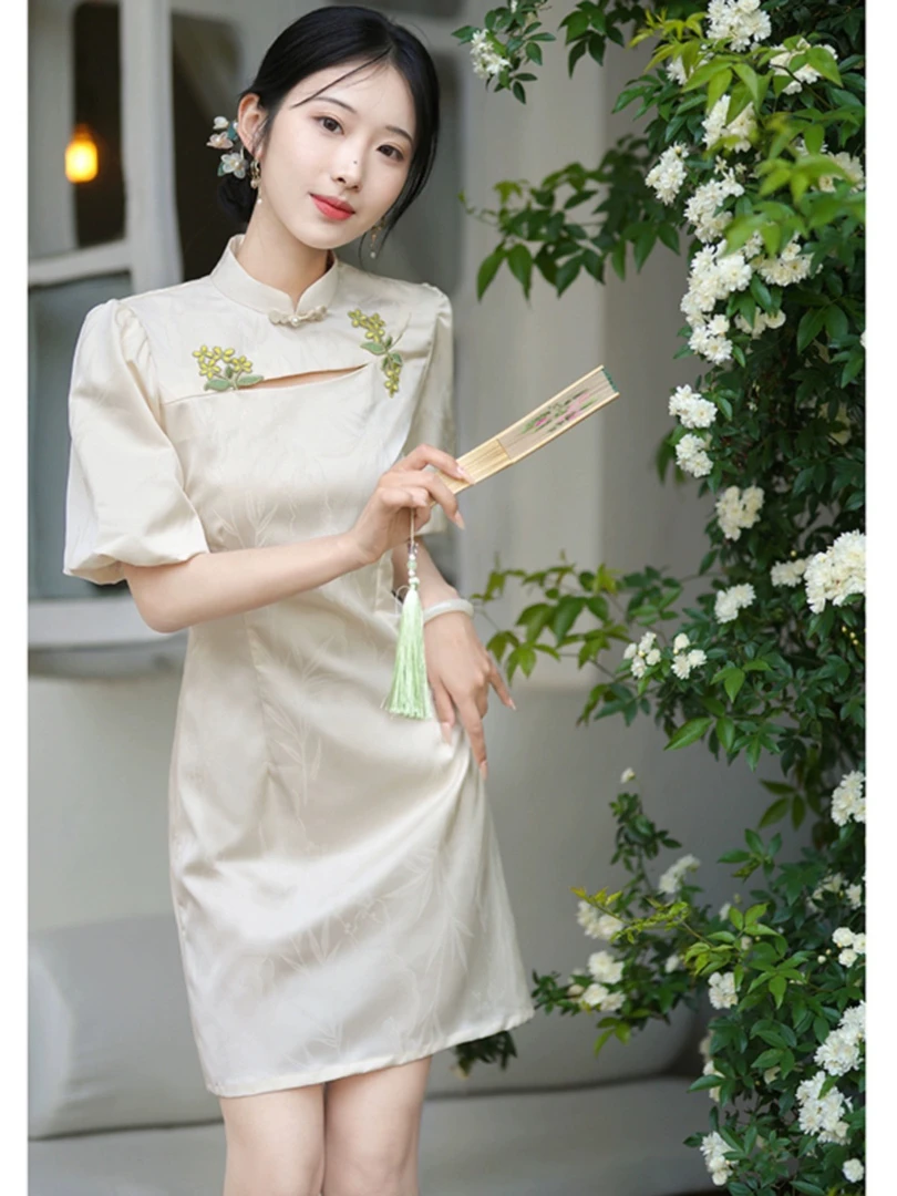 822 米色缎面短款旗袍