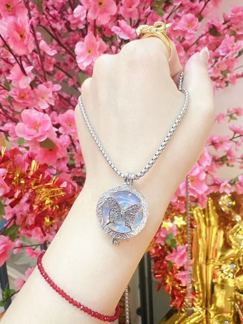 钛钢玻璃吊坠 Nak  蝴蝶项链  经典N