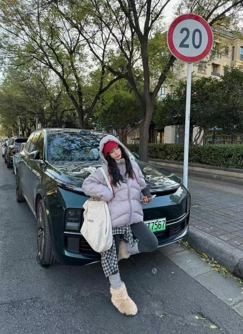 抽绳连帽羽绒服女款外套2024冬季新款宽松加外套