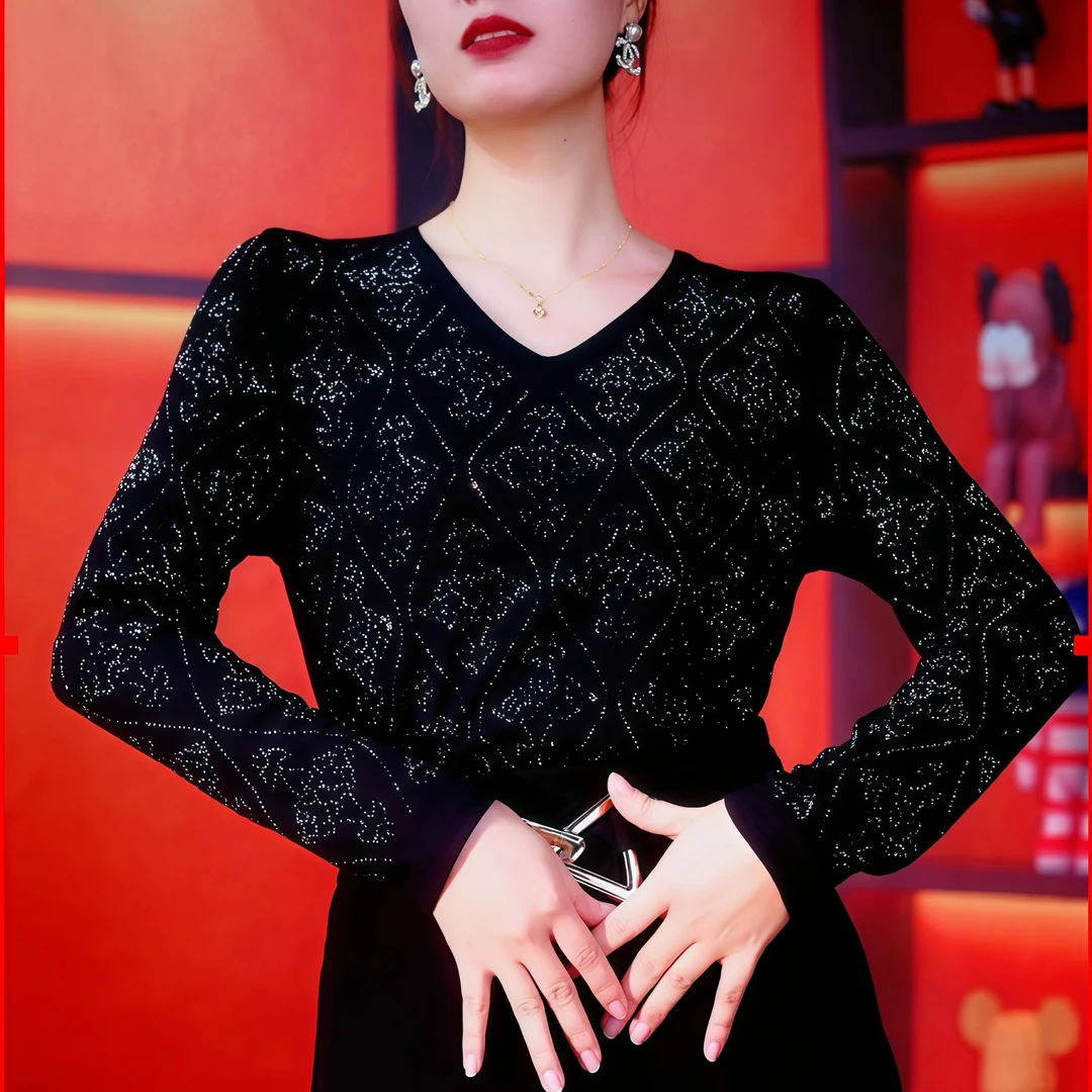 【青花瓷】V领秋冬长袖气质显瘦洋气时尚百搭轻奢烫钻打底衫女