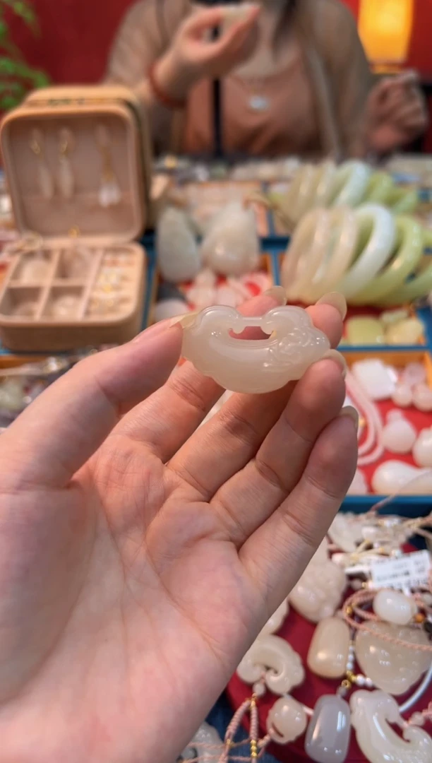 【闪购商品】和田玉藕粉如意锁未镶嵌吊坠