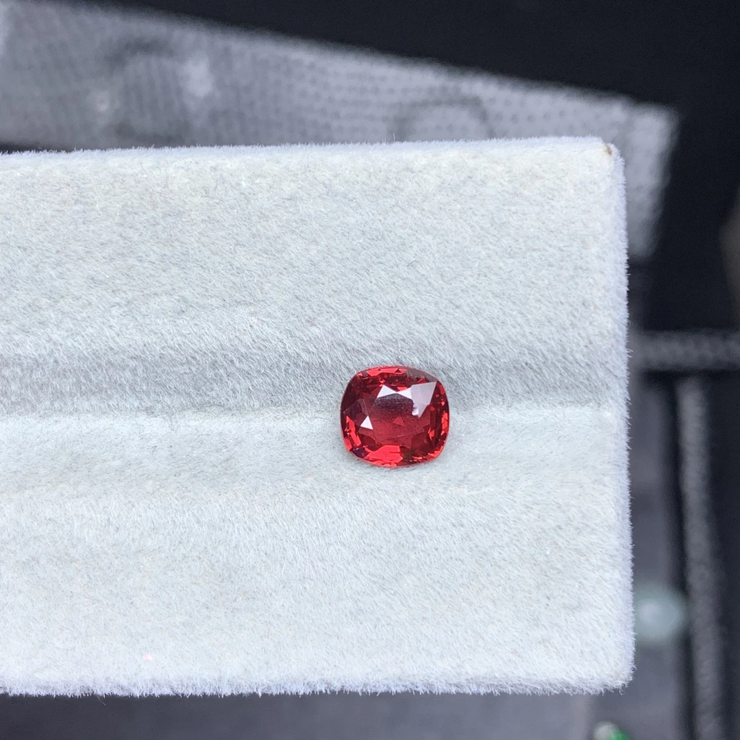 天然彩宝红色尖晶石裸石 枕形5.8x6.3重0.88ct晶体干净可配现托