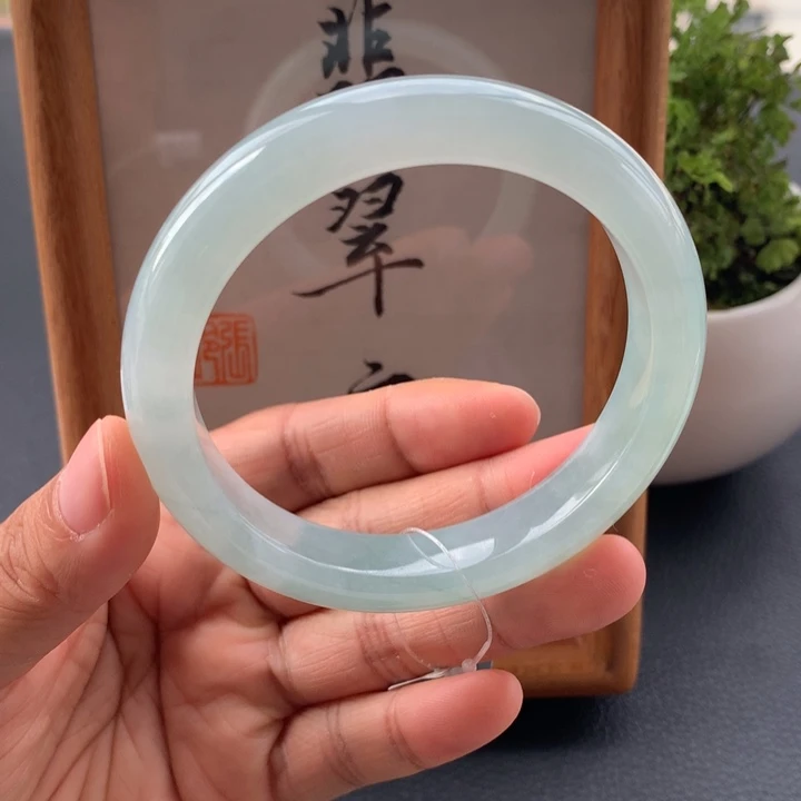 翡翠手镯未镶嵌翡翠手镯