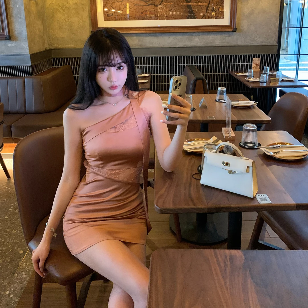 Liuu嘻嘻阿/设计感不规则肩带包臀裙女夏缎面蕾丝拼接斜肩连衣裙