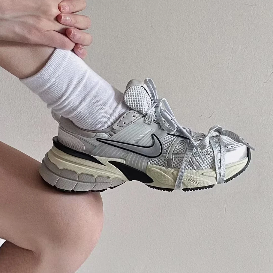 Nike/耐克/V2K Run Runtekk 低帮白银女式休闲鞋FD0736-100