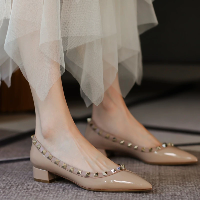尖头单鞋女粗跟平底柳丁平跟百搭船鞋欧美软底女鞋2024新款铆钉鞋