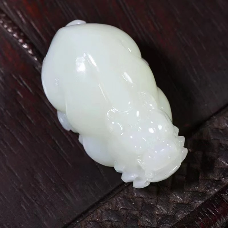 天然和田玉招财貔貅吊坠。大屁股聚财 50355