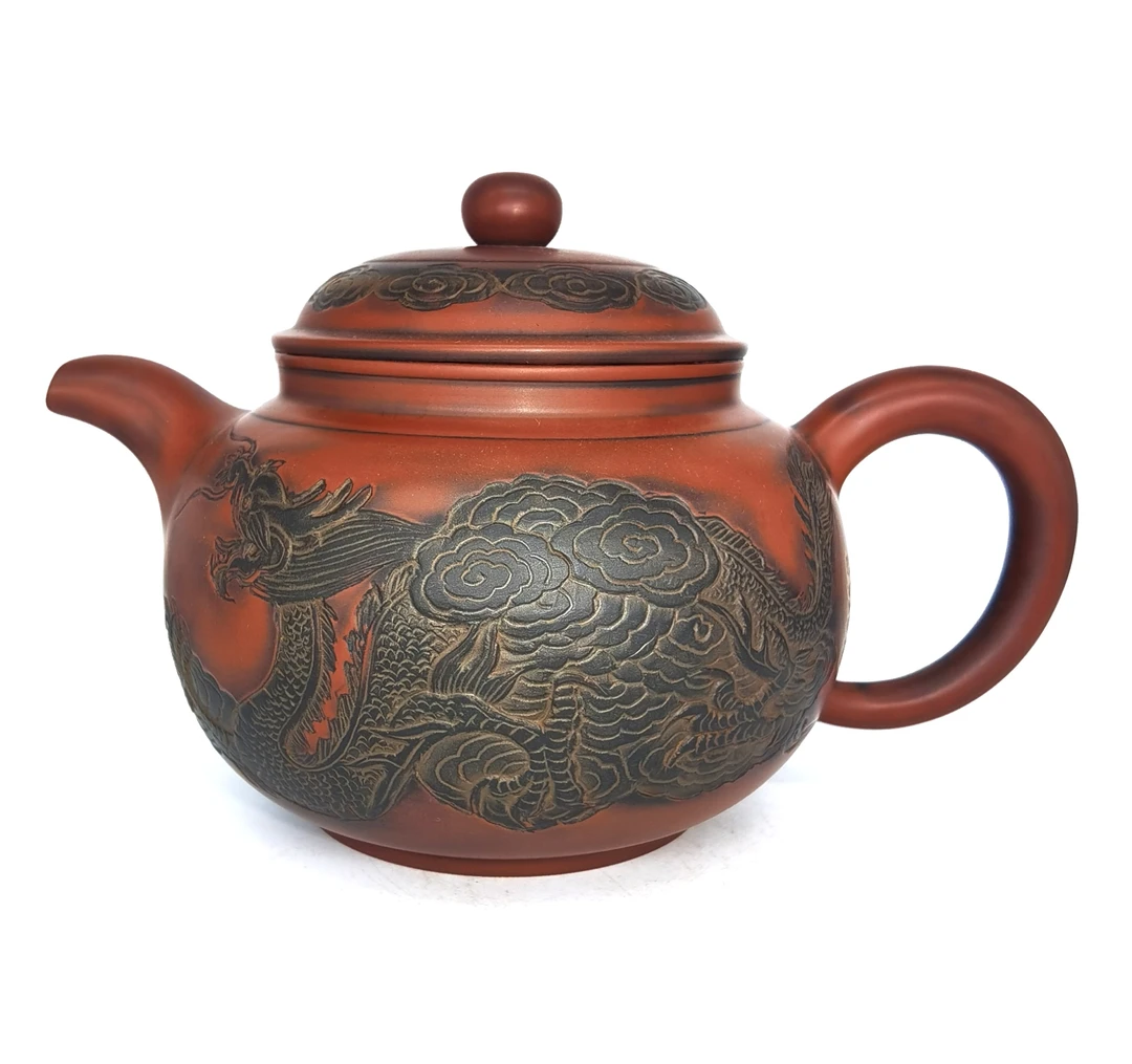 容量850毫升左右，名家黎昌权雕刻龙风呈祥。精品坭兴陶茶壶