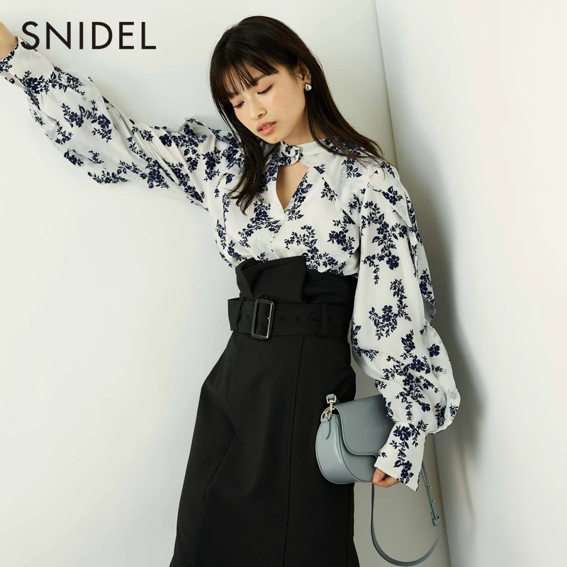SNIDEL新品气质淑女荷叶边植绒印花雪纺衬衫SWFB235082