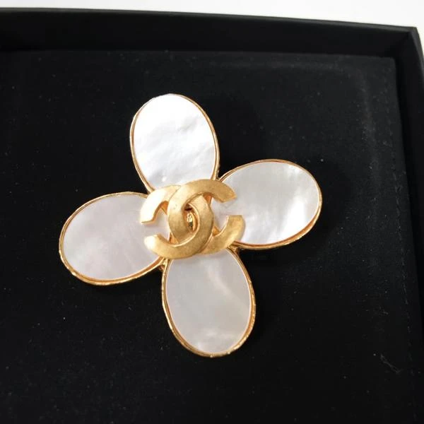 Chanel 中古白贝四叶草胸针