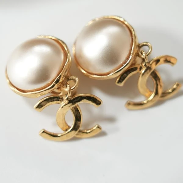 CHANEL珍珠logo吊坠耳夹