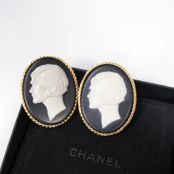 Chanel 中古贝雕人像大耳夹
