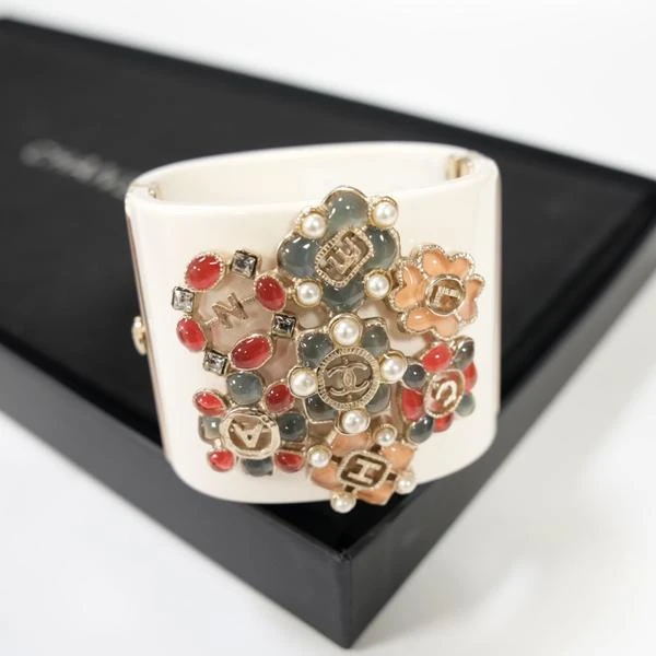 Chanel 琉璃花朵白色亚克力手镯