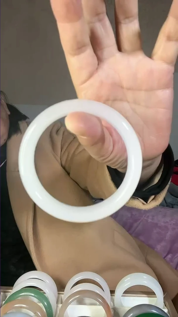 【闪购商品】石英质玉手镯未镶嵌60圈口