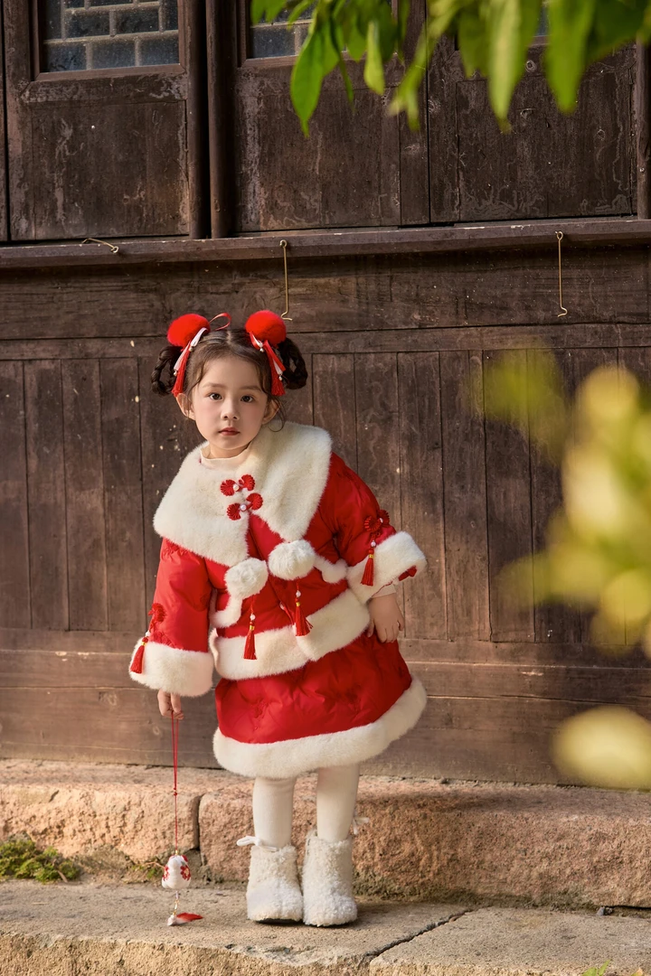 【双旦购物】女童白鸭绒国风毛球毛领珍珠盘扣新年保暖羽绒服套装