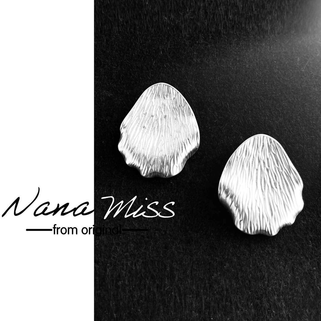 黄铜耳饰 花瓣耳环艺术感轻奢弧形耳钉百搭通勤高级耳饰女