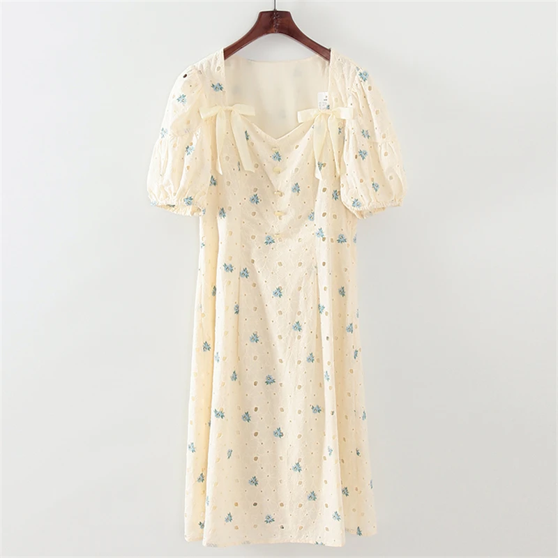 Z658少女风绣花连衣裙