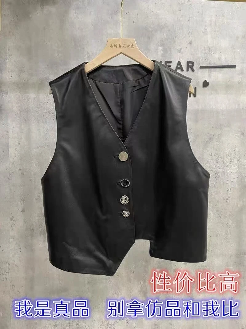 胖美眉PU款马甲短裤套装气质