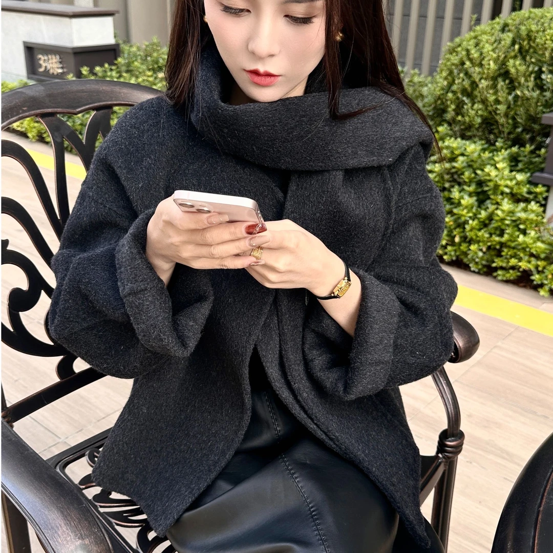 【芳小悦】秋冬新款高级感设计师带围脖双面绵羊毛呢子短外套8825