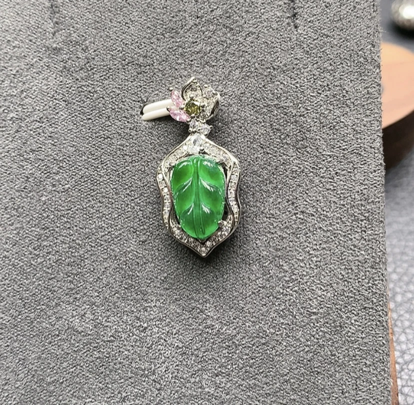 YG14-140天然翡翠A货吊坠多样性发其一