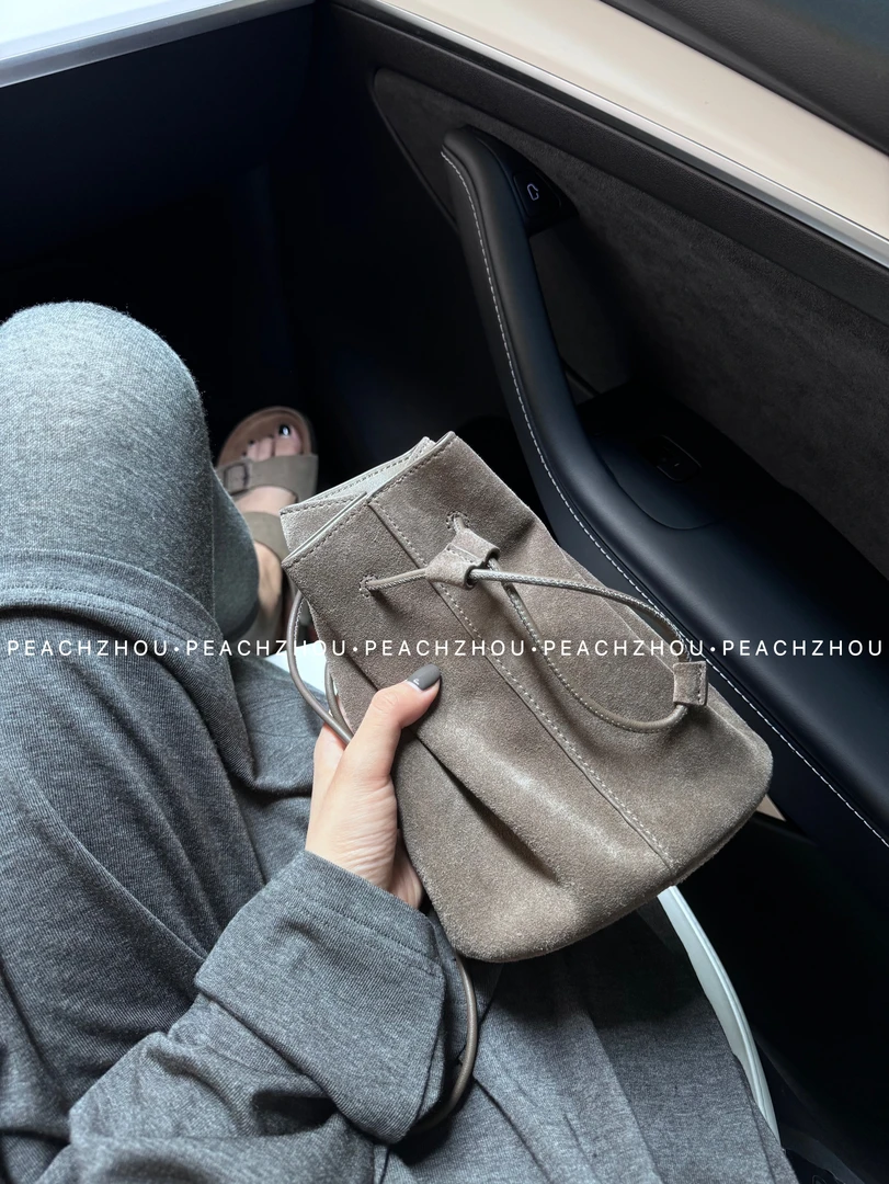 『PEACHZHOU』麂皮头层牛皮荔枝纹抽绳水桶包百搭高级感单肩斜挎包