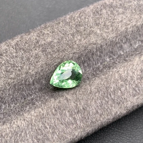 天然帕拉伊巴碧玺2.24克拉玻璃体7.4*9.1切面