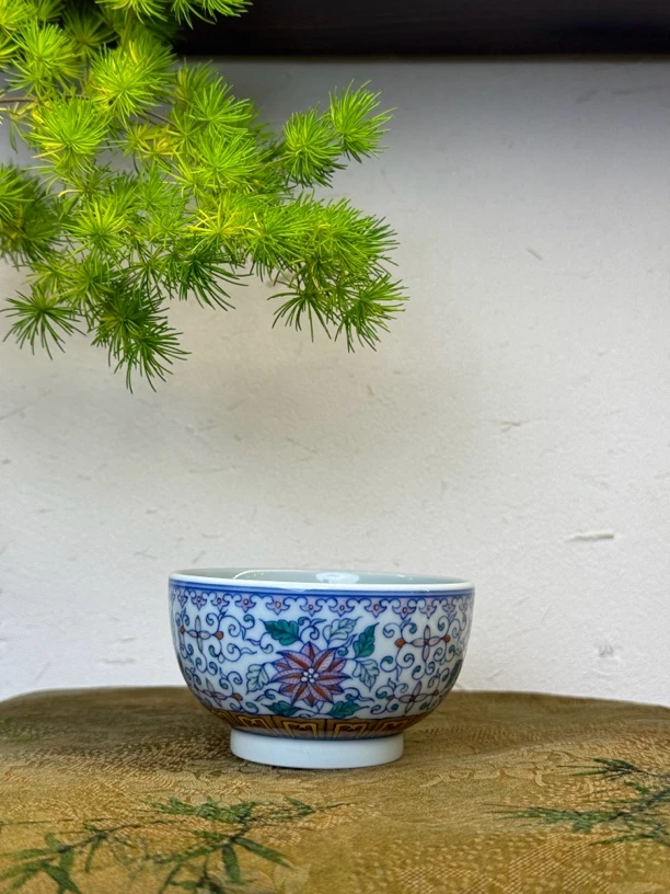 纯手绘斗彩描金芭蕉叶主人杯