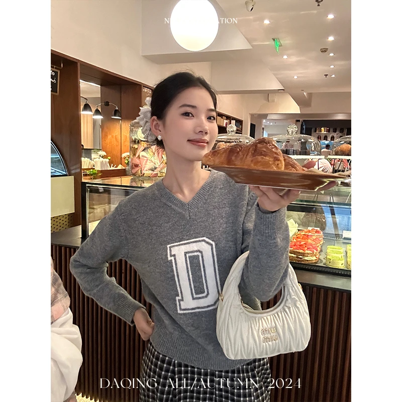 许大晴【温宁】 极简休闲V领灰色字母长袖衫D4769